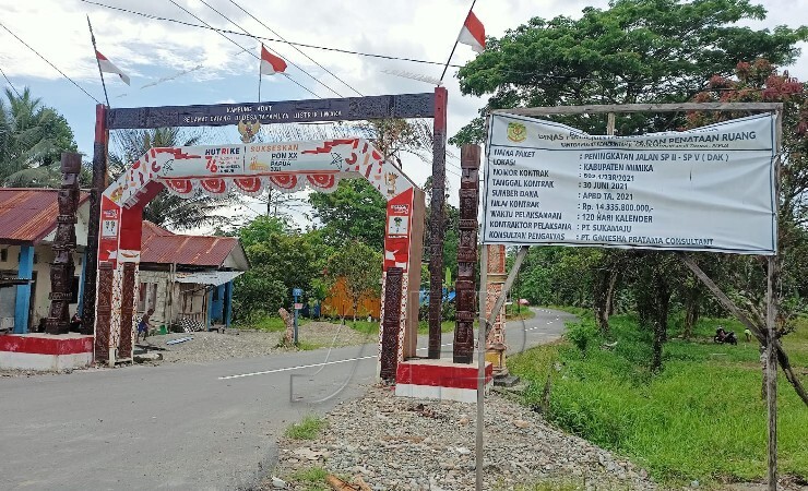 JALAN | Jalan didepan Gapura Kampung Iwaka yang sudah diaspal. (Foto: Kristin Rejang/Seputarpapua)