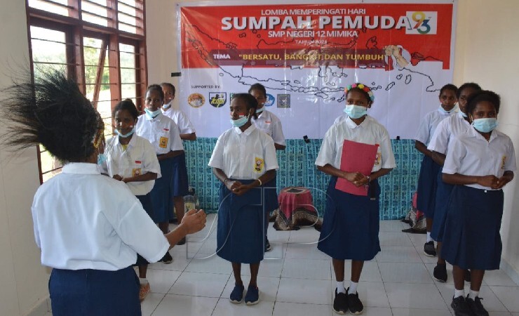 LOMBA | Siswi SMPN 12 mengikuti lomba vokal grup dalam kegiatan yang diadakan Binmas Noken bersama Polres Mimika dalam memperingati Hari Sumpah Pemuda ke 93 di Kabupaten Mimika, Papua, Kamis (28/10/2021). (Foto: Binmas Noken)