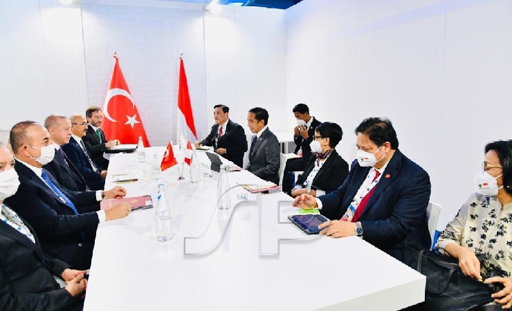 Presiden Joko Widodo menggelar pertemuan bilateral dengan Presiden Turki Recep Tayyip Erdogan, di sela KTT G20, di La Nuvola, Roma, Italia, Sabtu (30/10/2021). (Foto: BPMI Setpres/Laily Rachev)