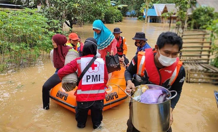 BANTUAN | PMI memberi bantuan kepada masyarakat terdampak banjir yang merupakan salah satu dampak dari perubahan iklim dan cuaca ekstrem. (Foto: Dok PMI)