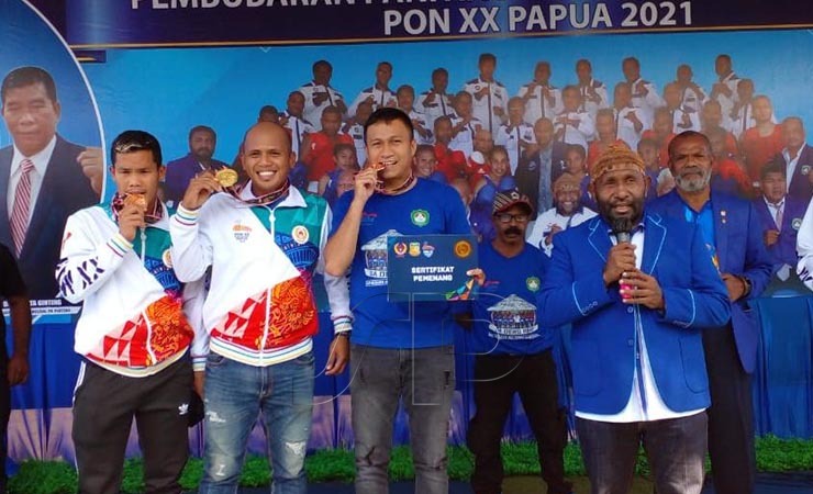 Ketua Pertina Papua, Ricky Ham Pagawak (kanan) bersama para atlet tinju peraih medali di PON XX Papua. (Foto: Adi/Seputarpapua)