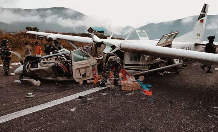 PESAWAT JATUH | Kondisi pesawat pasca jatuh di Bandara Aminggaru, Ilaga, Senin (25/10/2021). (Foto: Ist)