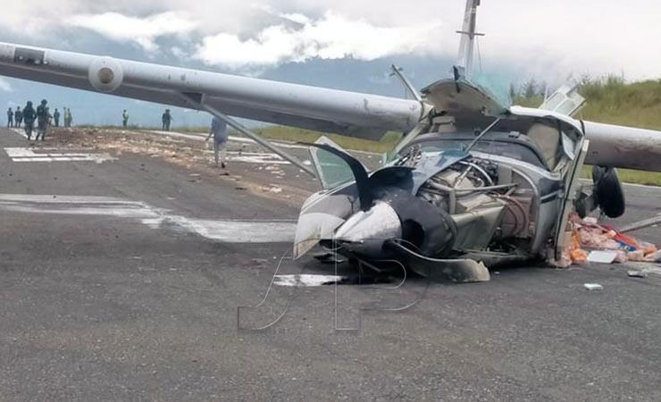 KECELAKAAN | Pesawat jenis Caravan milik Smart Air dengan register PK-SNN mengalami kecelakaan di Bandara Aminggaru, Distrik Omukia, Puncak, Papua, Senin (25/10/2021). (Foto: Ist)