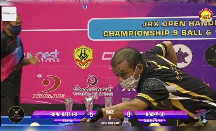 Rocky Pattinama saat tampil di Final Turnamen JRX Open Handicap 9 Ball Championship 2021, yang di gelar dalam rangka memperingati HUT Kota Batu yang ke- XX yang berlangsung hari Jumat (29/10/2021).