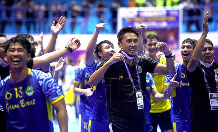 EUFORIA | Tim Futsal Jabar bereuforia atas kemenagan melawan Tim NTB. (Foto: Fernando Rahawarin/HumasPPM)