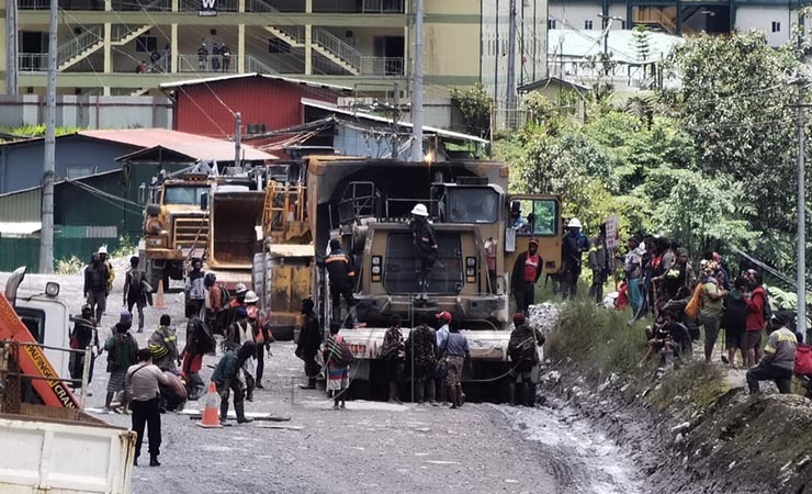 JAGA | Aparat keamanan berjaga-jaga di wilayah MP 72 yang merupakan lokasi pemalangan oleh sekelompok warga Tembagapura akibat dugaan penembakan terhadap seorang warga di area Kali Kabur, MP 72, Tembagapura, Mimika, Papua, Sabtu (16/10/2021).