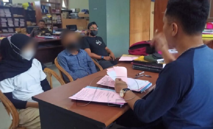 PENYERAHAN | Penyidik Satresnarkoba Polres Mimika melakukan tahap II dengan penyerahan tersangka AJ alias Armin dan istrinya RR alias Uya beserta barang bukti kasus narkotika ke pihak Kejaksaan Negeri Mimika. (Foto: Ist/Seputarpapua)