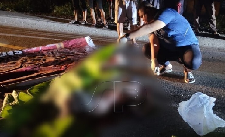 KORBAN | Pria berinisial Mr.X tergeletak bersimbah darah di badan jalan Poros Poumako usai digilas kendaraan roda empat. (Foto: Satlantas Polres Mimika)