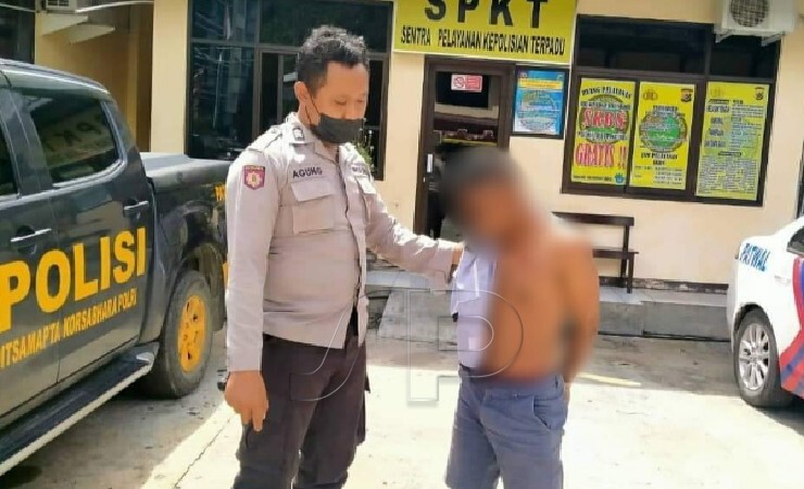 DITANGKAP | Pelaku ER yang diamankan warga setelah melakukan tindakan pelecehan seksual terhadap seorang perempuan di Perumnas III Waena, Distrik Heram, Kota Jayapura, Papua. (Foto: Humas Polresta Jayapura)