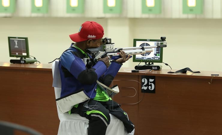 Juned persembahkan medali emas untuk kontingan Papua dari Cabor Para-Menembak kelas 10 meter air rifle men standing SH1, pada pertandingan di Arena Menembak Indoor, Kompleks Stadion Lukas Enembe, Selasa (9/11/2021). (Foto: Sevianto/Seputarpapua)