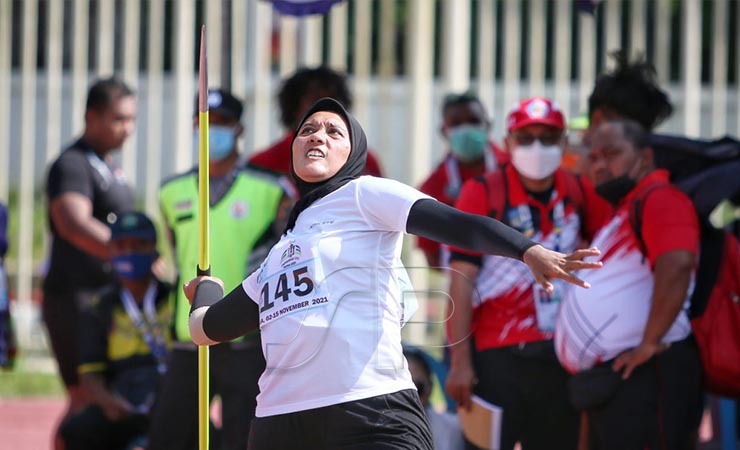 Anissa Tindy Lestari, atlet para atletik Jawa Barat meraih medali emas kedua dari nomor lempar lembing putri klas F44 Peparnas XVI di kompleks Stadion Lukas Enembe, Sentani, Jayapura, Selasa (9/11/2021). (Foto: Sevianto/Seputarpapua)