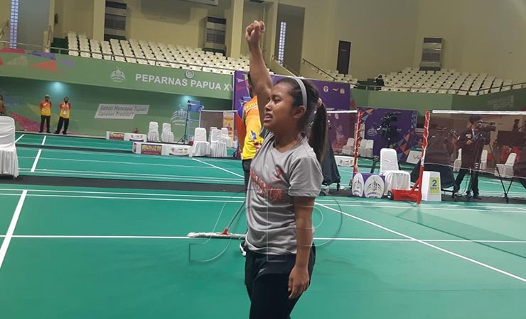 MENANGIS | Yunis Widya Menangis usai meraih emas di kelas SS6 Putri cabang olahraga Para Bulutangkis Peparnas XVI Papua 2021. (Foto: Adi/ Seputarpapua)