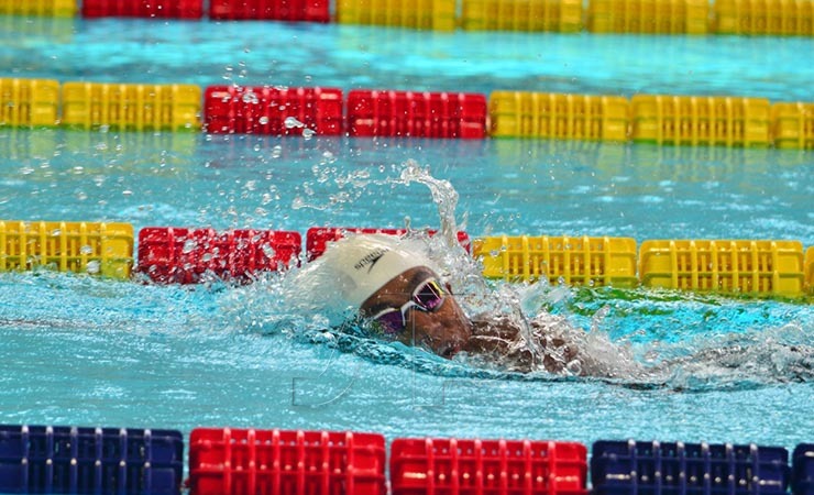 Atlet Para-Renang Papua, Agnes Yowei peraih medali emas di nomor 100 meter gaya bebas putri dengan catatan waktu 1 menit 18,32 detik di GOR Akuatik Istora Papua Bangkit, Senin (8/11/2021). (Foto: Yonri Revolt/Seputarpapua)