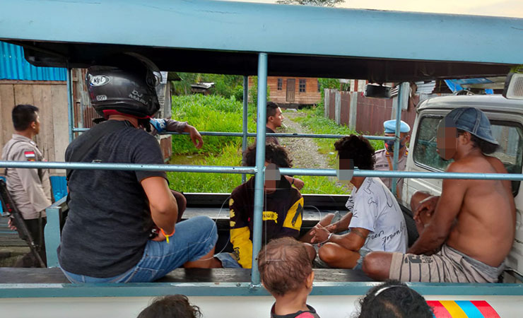 Polisi amankan sejumlah pemuda yang diduga terlibat dalam aksi penyerangan di Jalan Yos Sudarso Timika. (Foto: Saldi Hermanto/Seputarpapua)
