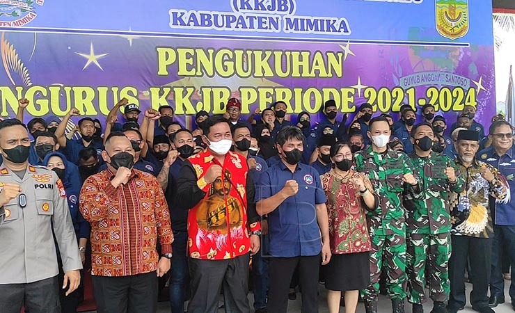 FOTO | Foto bersama Ketua dan pengurus KKJB Mimika bersama para tamu undangan. (Foto: Mujiono/Seputarpapua)