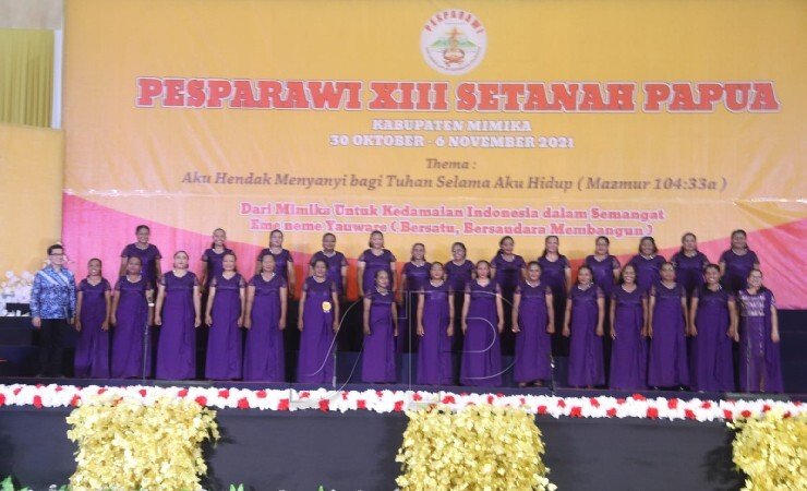 Kontingen Biak Numfor meraih medali emas dan poin tertinggi pada kategori Paduan Suara Wanita Pesparawi XIII di Gedung Eme Neme, Selasa (2/11/2021). (Foto: George Raturoma/ PPD Pesparawi XIII)