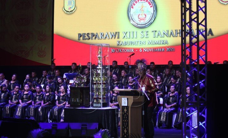 Piala Bergilir Pesparawi yang didesain ulang oleh Panitia Pesparawi XIII di Mimika. (Foto: Saldi Hermanto/Seputarpapua)