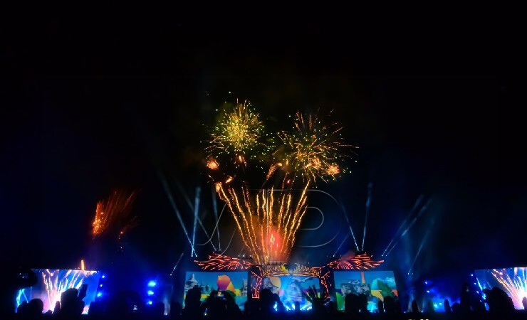 Kembang api hiasi langit Stadion Mandala dalam opening ceremony Pekan Paralimpiade Nasione XVI, Jumat (5/11/2021) malam. (Foto: Yonri Revolt/Seputarpapua)