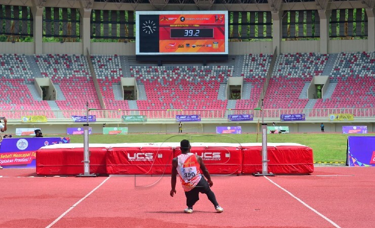 Dapiel Bayage, atlet NPC asal Papua sedang bersiap pecahkan rekor lompat tinggi Asia di Stadion Lukas Enembe, Jayapura, Sabtu (6/11/2021). (Foto: Yonri Revolt/Seputarpapua)