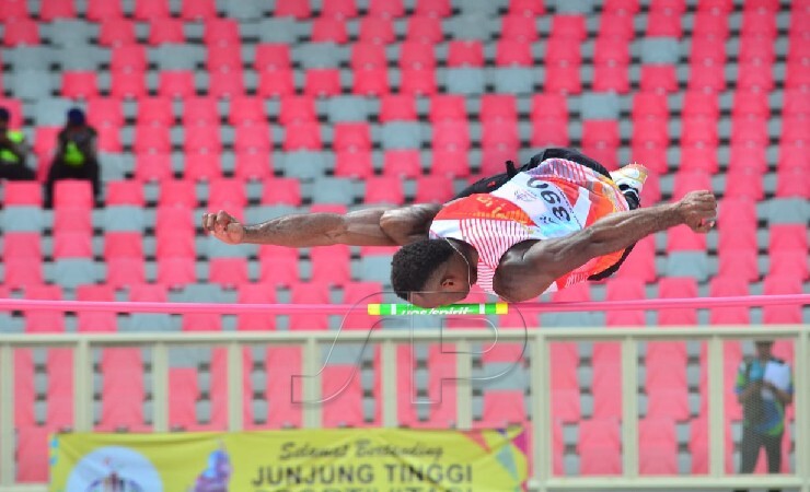Atlet Lompat Tinggi NPC Papua, Dapiel Bayage taklukkan lompatan 170 meter di Stadion Lukas Enembe, Jayapura, Papua pada Sabtu (6/11/2021). (Foto: Yonri Revolt/Seputarpapua)