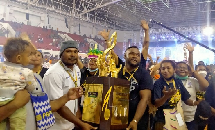 Kontingen Biak mengarak Piala Juara Umum pada acara penutupan Pesparawi XIII se-Tanah Papua. (Foto: Anya Fatma/SeputarPapua)