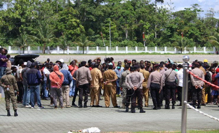 AKSI | Massa dari FPHS Tsingwarop melakukan aksi damai di Kantor Pusat Pemerintahan Kabupaten Mimika, Papua, menuntut 4 persen saham divestasi PT Freeport Indonesia, Senin (15/11/2021). (Foto: Saldi Hermanto/Seputarpapua)