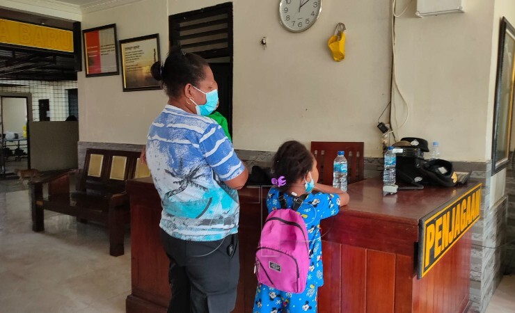 MENGADU | Ibu Tince bersama kedua anaknya datangi Mantor Polsek Mimika Baru mengadu dugaan penipuan online, Selasa (16/11/2021). (Foto: Saldi Hermanto/Seputarpapua)