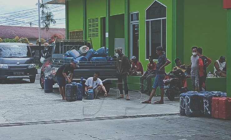 JERIKEN ANTRE | Suasana antrean pembeli BBM yang gunakan jeriken di salah satu SPBU di Timika, Papua, Kamis (18/11/2021). (Foto: Yonri/Seputarpapua)