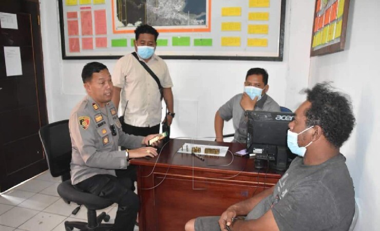 INTEROGASI | Warga bernama Ilham Jafar saat diinterogasi petugas kepolisian di Polsek Abepura, Kota Jayapura, Papua, Kamis (18/11/2021) (Foto: Humas Polresta Jayapura)