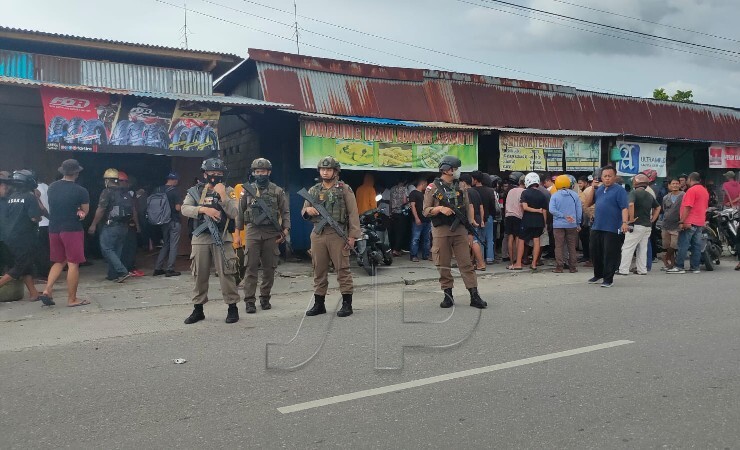 RESPON | Aparat keamanan merespon ke lokasi kejadian aksi penyerangan sekelompok warga terhadap tempat usaha milik warga lainnya di depan Lapangan Jayanti, Sempan, Jalan Yos Sudarso, Mimika, Papua. (Foto: Saldi Hermanto/Seputarpapua)
