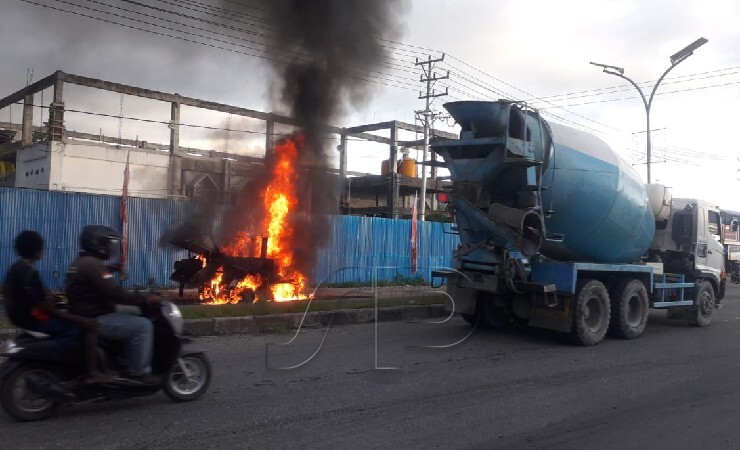 Mesin penyemprot aspal terbakar di Jalan Poros SP5 Timika pada Kamis (25/11/2021) sore. (Foto:Yonri Revolt/Seputarpapua)