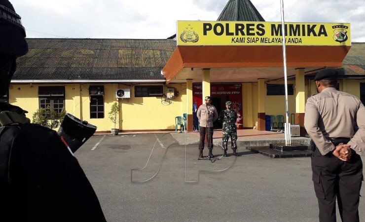 Wakapolres Mimika Kompol Sarraju didampingi Kasdim 1710 Mimika Mayor Inf Ahmadi Arif berikan arahan kepada pasukan di Apel Siaga Nataru, Kantor Pelayanan Polres Mimika, Selasa (30/11/2021). (Foto: Yonri/Seputarpapua)