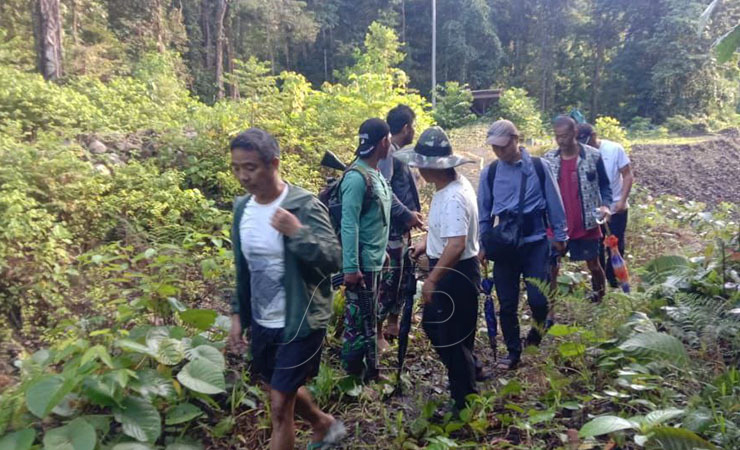 DIAMANKAN | Prajurit TNI saat mengamankan 6 WNA asal China yang melakukan penambangan emas ilegal di Kampung Sewa, Distrik Wapoga, Kabupaten Waropen, Papua, Minggu (21/11/2021). (Foto: Pendam XVII/ Cenderawasih)