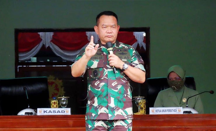 ARAHAN | Kepala Staf TNI AD (KSAD), Jenderal TNI Dudung Abdurachman saat memberikan arahan kepada prajurit TNI di Mimika, Papua. (Foto: Ist/Seputarpapua)