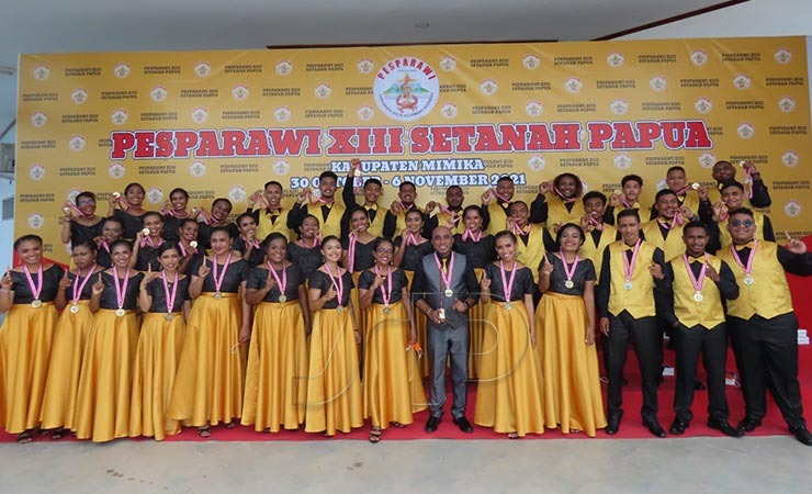 Kontingen Kabupaten Jayapura meraih emas dan poin tertinggi pada kategori Paduan Suara Remaja/Pemuda (PSP) usia 16-24 Pesparawi XIII di GOR Futsal, Selasa (2/11/2021). (Foto: Victory Tobias/ PPD Pesparawi XIII)