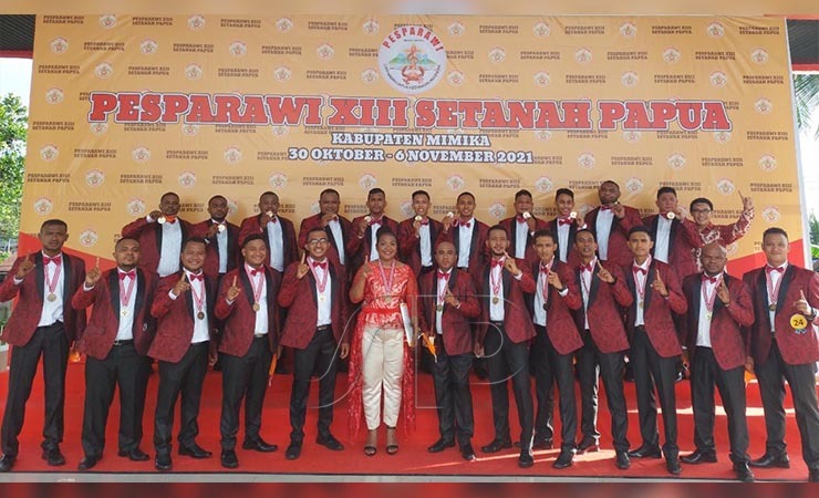 Kontingen Kabupaten Jayapura, salah satu penerima medali emas pada kategori paduan suara pria Pesparawi XIII di Graha Eme Neme Yauware, Senin (1/11/2021). (Foto: Elia Soenari/ PPD Pesparawi XIII)