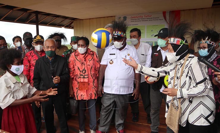 Menteri Sosial Tri Rismaharini didampingi Bupati Asmat Elisa Kambu mengunjungi tiga kampung di Asmat. (Foto: Faqi/Seputarpapua)
