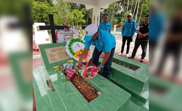 Ketua DPW Partai Gelora Indonesia Provinsi Papua, Dr. Muhammad Yamin Noch, ketika menabur bunga di Makam Pahlawan Nasional Marthen Indey Kampung Dosay. (Foto: Ist)