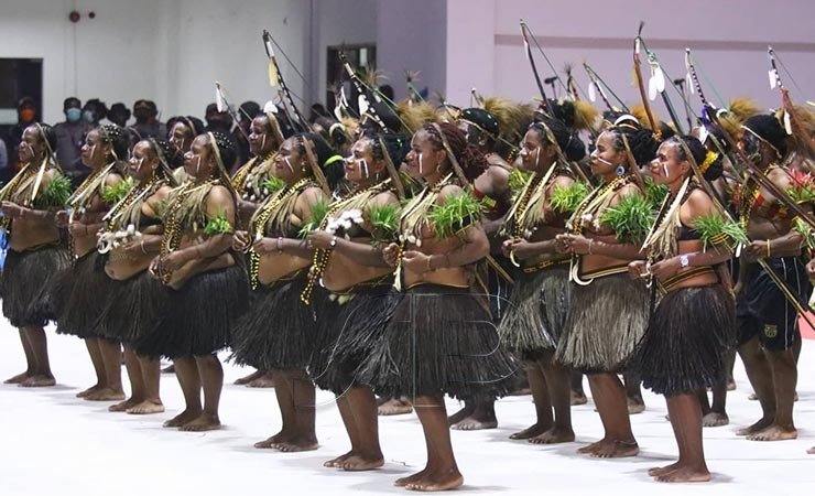 ETNIK | Penampilan Paduan Suara Etnik Kontingen Kabupaten Puncak. (Foto: Saldi Hermanto/Seputarpapua