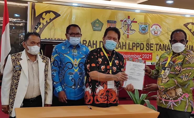 Ketua LPPD Papua Elia Loupatty menyerahkan SK Penetapan Tuan Rumah Pesparawi XIV kepada Bupati Keerom Piter Gusbager. (Foto: Anya Fatma/Seputarpapua)