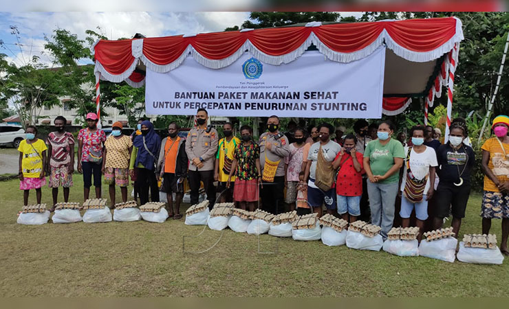 SALURKAN | Jajaran Polsek Mimika Baru menyalurkan bantuan paket makanan sehat untuk mendukung program percepatan penurunan stunting di Kabupaten Mimika, Papua. (Foto: Saldi Hermanto/Seputarpapua)
