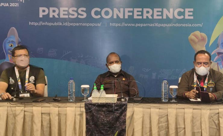 KETERANGAN PERS | Ketua Harian PB Peparnas XVI Papua Doren Wakerkwa (tengah) saat memberikan keterangan pers di media center, Selasa (9/11/2021). (Foto: Wandi/ Seputarpapua)