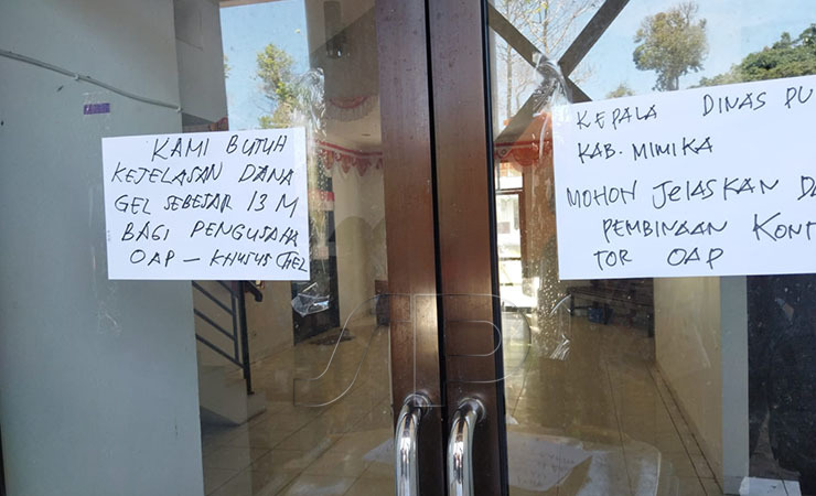 Pengusaha OAP memalang kantor dan menempel beberapa tulisan berisi tuntutan. (Foto: Kristin Rejang/Seputarpapua)