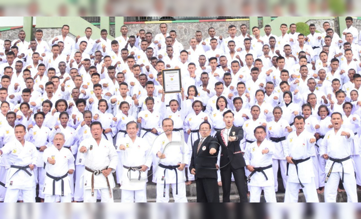 TERIMA PIAGAM | Kodam XVIII/Kasuari terima piagam MURI setelah pecahkan rekor ujian kenaikan sabuk olahraga karate terbanyak. (Foto: Pendam Kasuari)