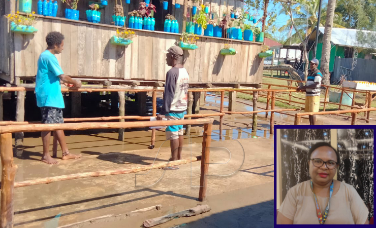KERJAKAN PAGAR | Pembuatan pagar kampung merupakan salah satu 'Program Kampung' YPMAK yang dikerjakan salah satu kampung di pesisir pantai. (Insert: Wakil Direktur Program YPMAK Nur Ihfa Karupukaro)
