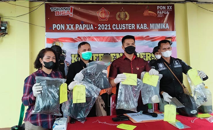 BARANG | Kepolisian menunjukkan barang bukti kasus bom molotov di Timika. (Foto: Anya Fatma/Seputarpapua)