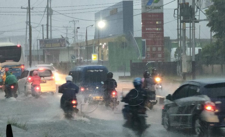 TERGENANG | Akibat hujan deras mengguyur kota Timika, Mimika, Papua, air menggenangi ruas jalan Yos Sudarso tepatnya di depan Kantor Inamco, Sempan. (Foto: Saldi/Seputarpapua)