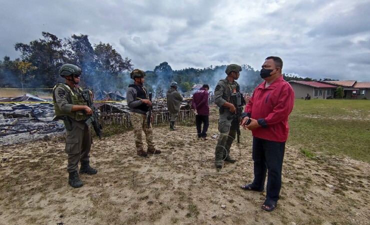 Wakapolres Pegunungan Bintang, Kompol Anton Ampang bersama anggota kepolisian di lokasi kejadian kebakaran, SMAN 1 Oksibil, Minggu (5/12/2021). (Foto: Humas Polda Papua)
