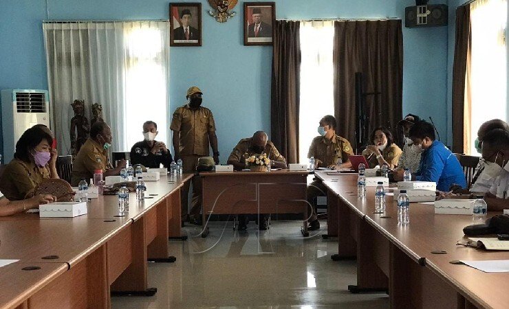 RAPAT | Rapat Disperindag bersama distributor BBM dan gas di Rapat Disperindag. (Foto: Anya Fatma/Seputarpapua)