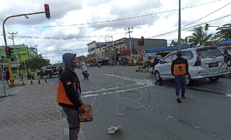 GALANG | Warga KKJB Mimika saat melakukan penggalangan dana untuk korban Erupsi Gunung Semeru. (Foto: Ist/Seputarpapua)